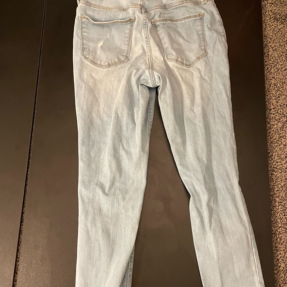 Universal thread, tight legged jeans. Very cute and comfortable!!! 🩷 - Picture 3 of 3